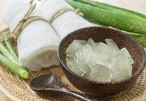Gel di aloe vera per le afte in bocca