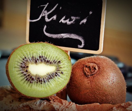 Combattere la stitichezza con la frutta, in particolare il Kiwi