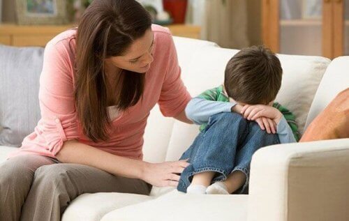 Mamma che consola il figlio triste