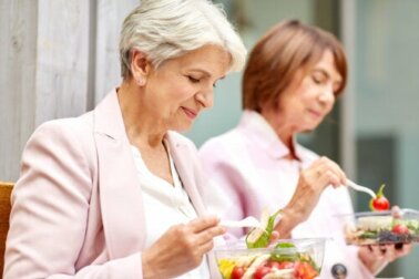 Più invecchiamo, più il cibo ci fa ingrassare