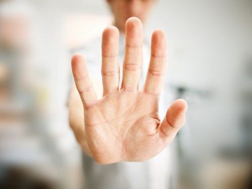 Mano che allontana le persone che si lamentano sempre