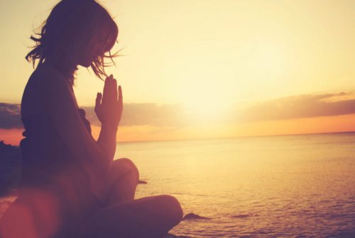Donna che medita al tramonto