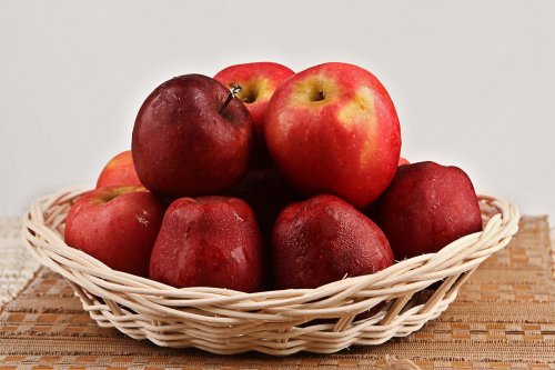 Mele rosse in un cestino