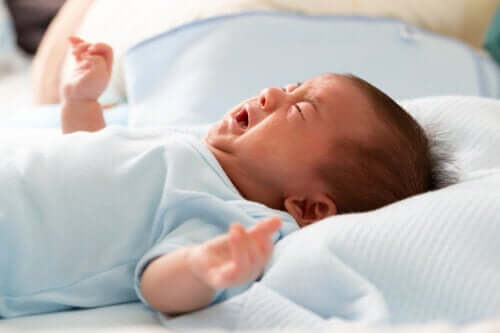 Coliche dei neonati: 4 strategie per calmarle