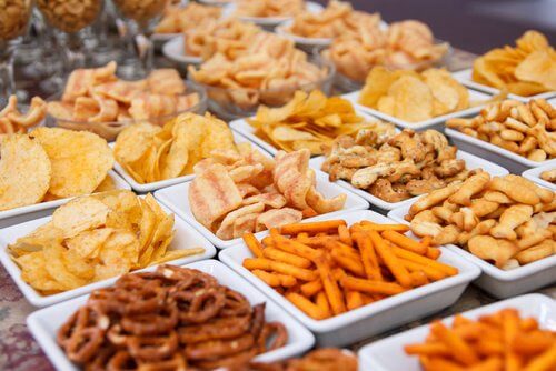 salatini distribuiti in ciotole bianche