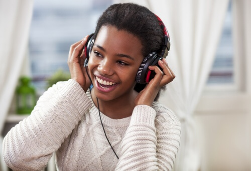 Ragazza che ascolta la musica con le cuffie