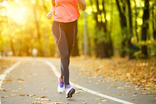 Donna che corre benefici ginocchia