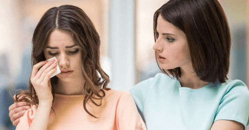 Donna che consola l'amica che piange