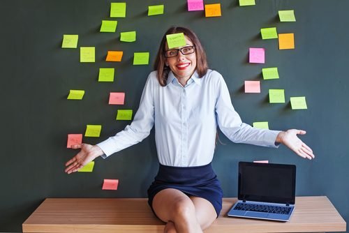 Ragazza circondata da post-it per allenare la memoria