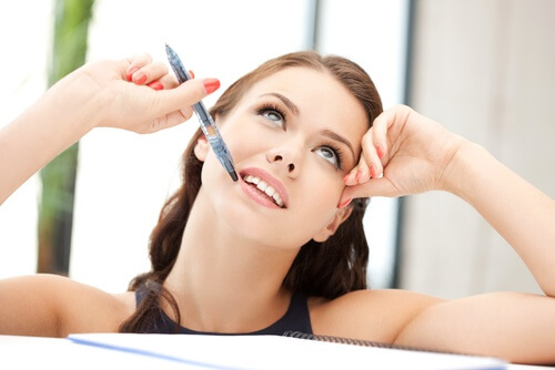 Donna che ricorda dati