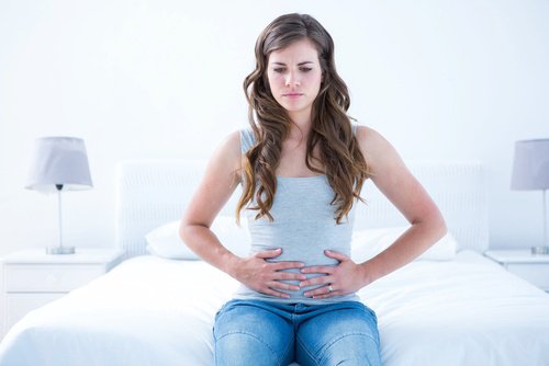 Donna con mal di stomaco