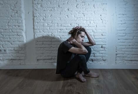 Depressione maggiore: ragazzo seduto sul pavimento.