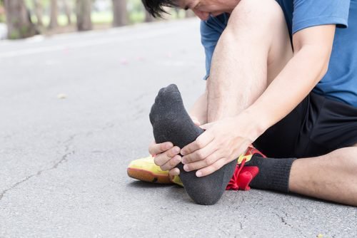 Ragazzo che soffre di fascite plantare