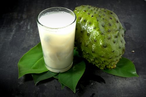 Bere succo di guanabana