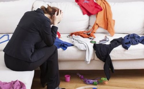 Donna disperata per il disordine