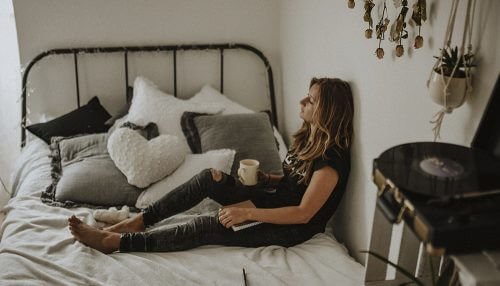 Ragazza con cali di energia sul letto