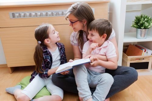 Mamma che legge con i suoi bambini