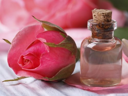 Uno degli oli essenziali per la pelle è quello alle rose