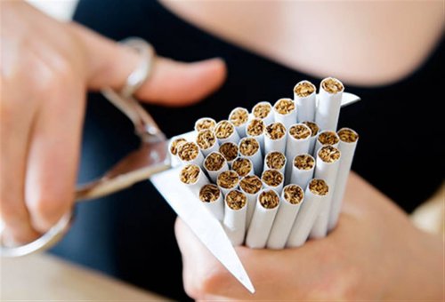 Ragazza taglia sigarette per smettere di fumare