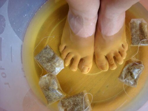 Pediluvio a base di tè per trattare il piede d'atleta