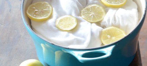 fette di limone e panno bianco in una pentola