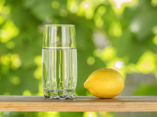 Acqua e limone sul tavolo