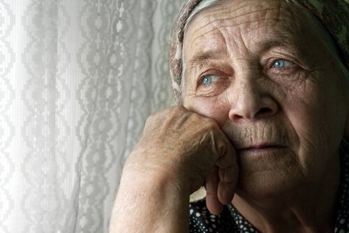 donna anziana che soffre di solitudine