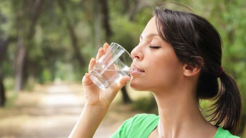Ragazza che beve acqua