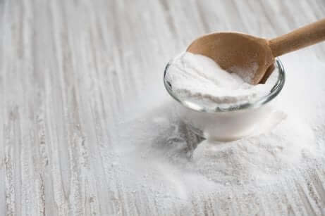 Bicarbonato di sodio per eliminare il cattivo odore delle scarpe.