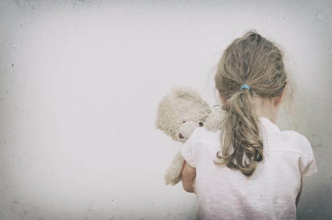 Bimba contro la parete