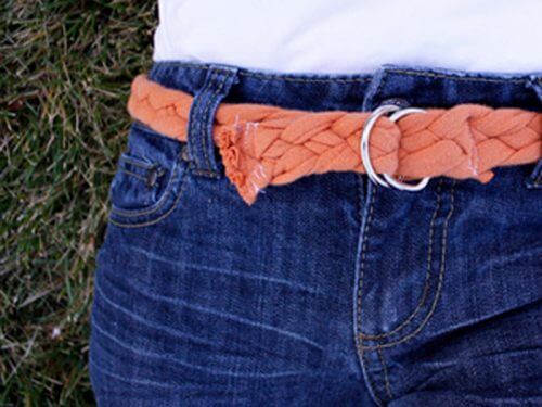 Cintura rosa per i pantaloni.