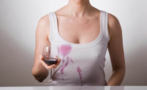 Eliminare le macchie di vino rosso