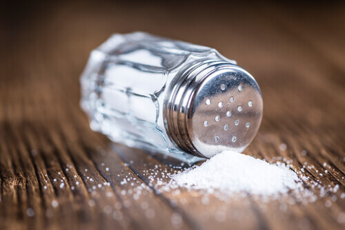 Alimenti che aumentano la pressione: il sale.