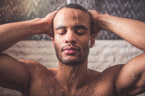 Uomo mentre fa una doccia