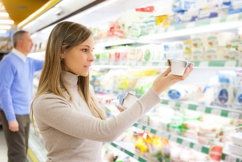 Donna al supermercato
