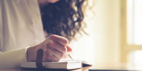 Donna che scrive sul diario