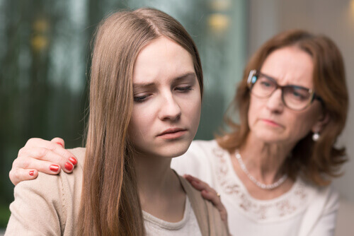 Donna consola una ragazza triste