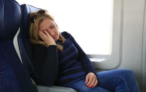 Donna che dorme in aereo