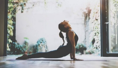 Donna che fa yoga