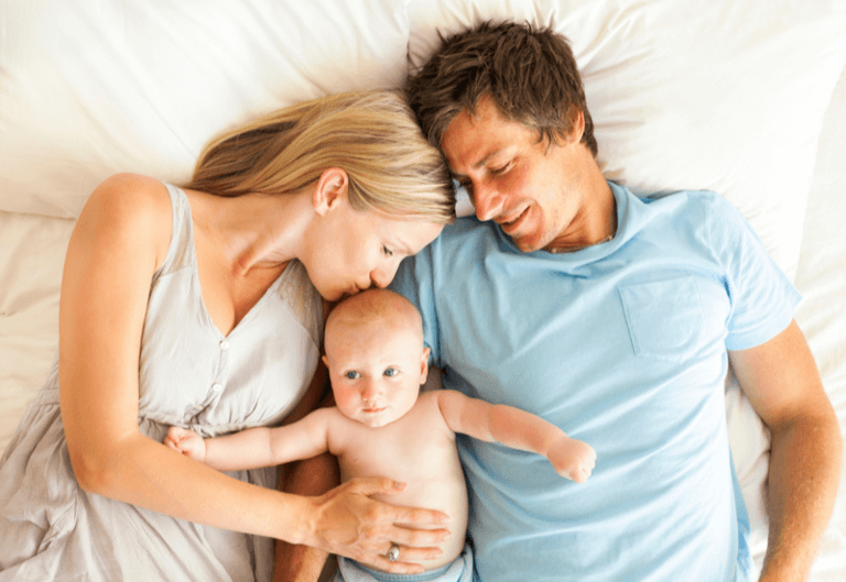 Famiglia a letto con figlio attaccamento infantile