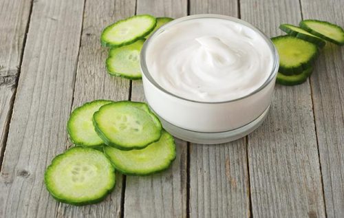 Yogurt naturale e cetriolo contro le macchie del viso