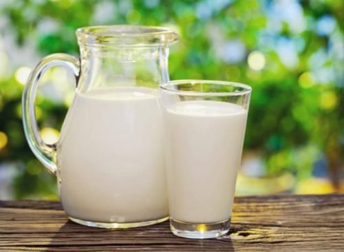 brocca e bicchiere di latte