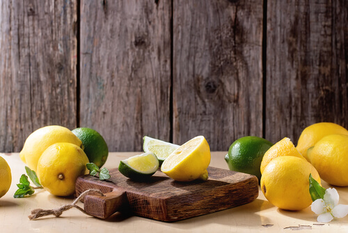 limoni interi e a fette e tagliere