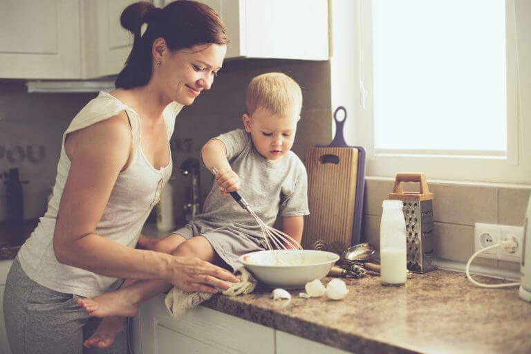 Mamma e bimbo in cucina