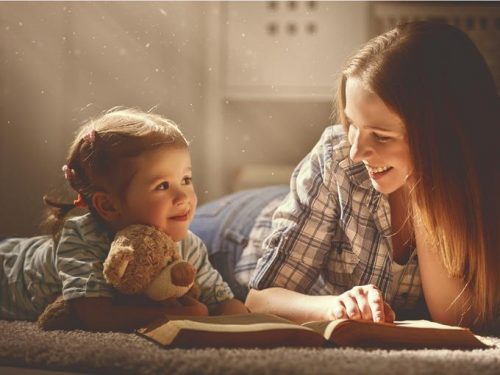 Mamma e figlia legate da attaccamento infantile