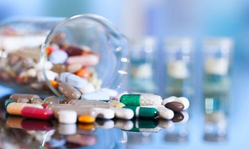 barattolo con pillole e medicinali