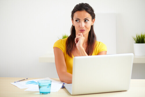 Donna mentre pensa in anticipo a cose che devono ancora succedere