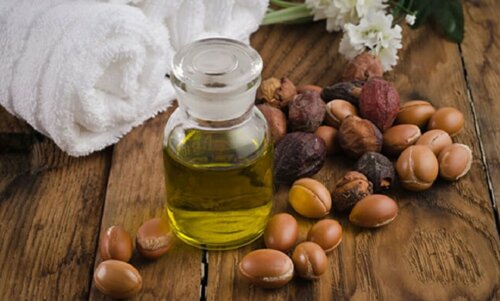 Olio di jojoba per allungare le ciglia.