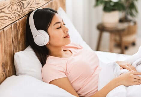 Diventare una persona più tranquilla: ragazza che ascolta musica rilassante.