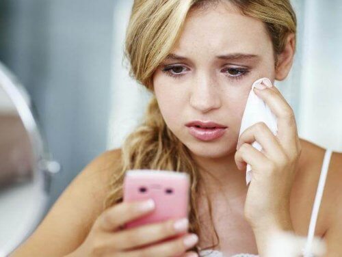 Ragazza che piange con cellulare